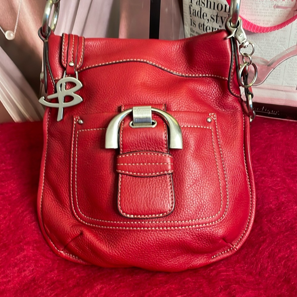 B MAKOWSKY GENUINE RED PEBBLED LEATHER CROSSBODY HANDBAG WITH LEOPARD LINING